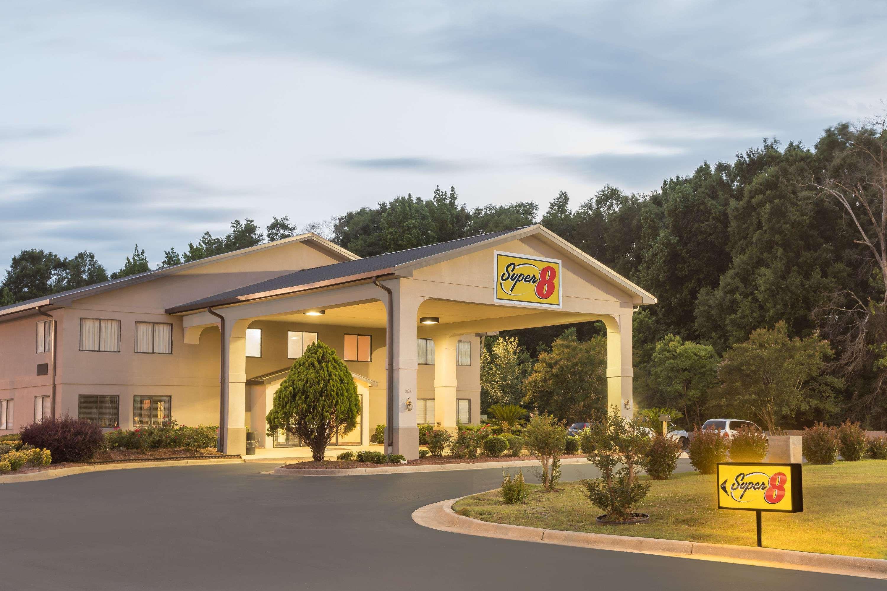 Super 8 By Wyndham Montgomery I-65 Екстериор снимка
