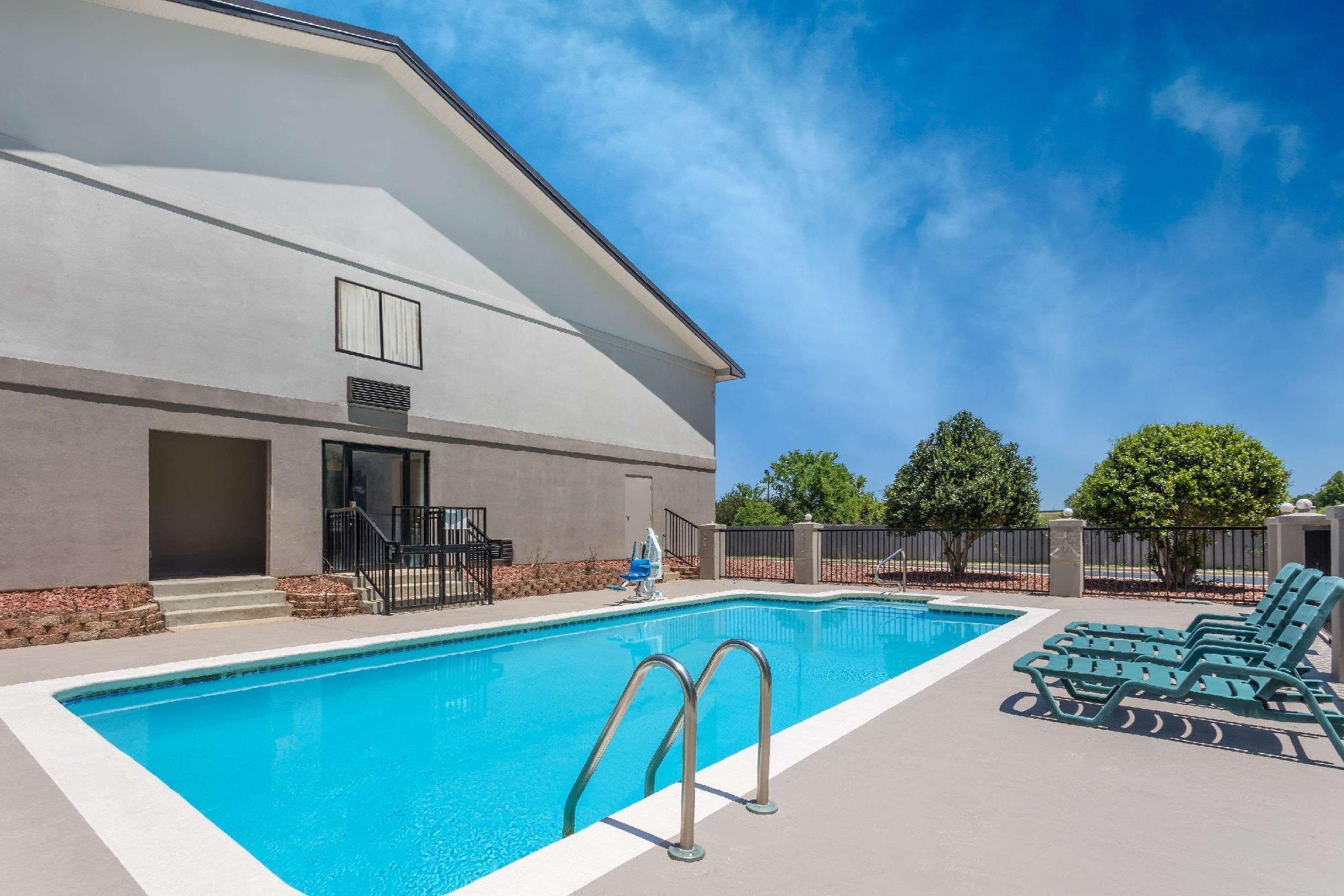 Super 8 By Wyndham Montgomery I-65 Екстериор снимка