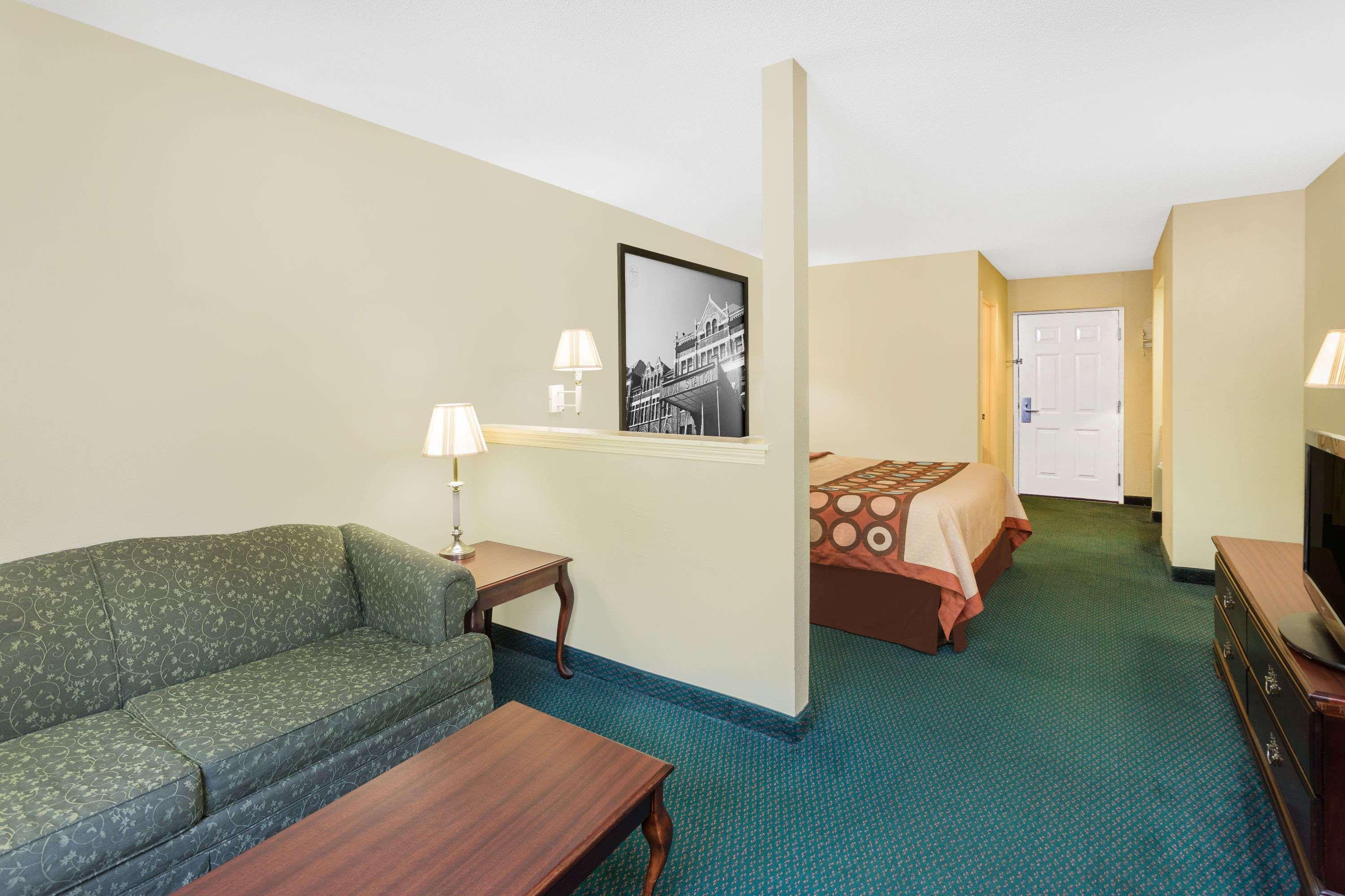 Super 8 By Wyndham Montgomery I-65 Екстериор снимка